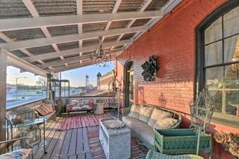 Vintage Calvert Apartment With Large Balcony!