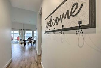 Modern Malakoff Escape With Panoramic Lake View