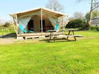 Bungalow Toil� Dans Une Ferme D'escargots � Tonquedec Proche Cote De Granit Rose