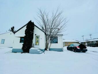 Cozy Two Storey 4br Home In Swan River