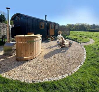 Romantic Shepherd's Hut With Own Hot Tub
