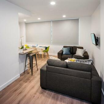 Zeni Apartments, Point Campus, 5 Bed Apartment In The Vibrant Docklands