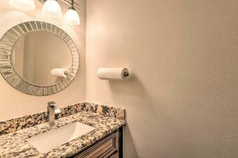 Freeport Retreat With Lake Views 6 Mi To Beach