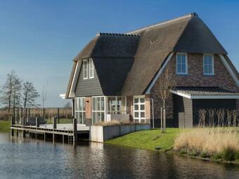 Beautiful, Thatched Villa With A Sauna At The Tjeukemeer