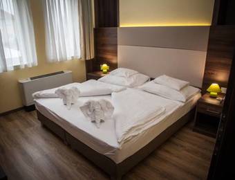 Jade Hotel