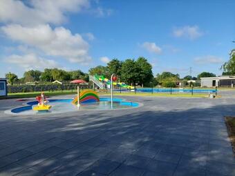 Unieke Vrijstaande Chalet Vlakbij Het Strand En Zwembad!