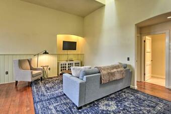Charming Apartment In Downtown Blue Lake!