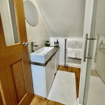 Three Lions Mews Cottage Nr Bradford On Avon, Holt