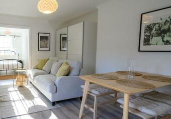 Rodney Street Luxury Townhouse, Sleeps 30, Central And Stylish Apartments