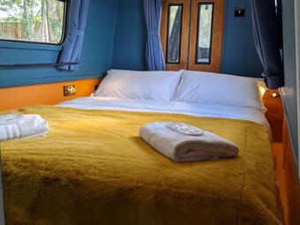 Luxury Narrowboat With Hot Tub And Massage Treatments