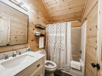 Adorable Studio Style Cabin Located Minutes From Lake Hartwell Cabin #1