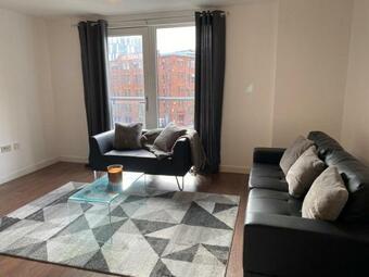 3 Bed Central Apartment *free Parking On Site*