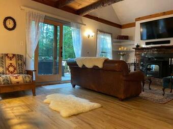 A Creekside Retreat- 2.5 Min To The Heart Of Weston
