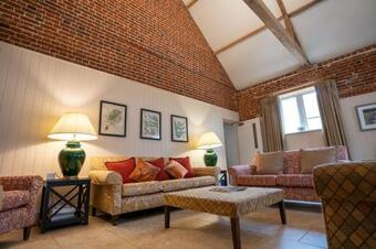 Stackyard Lodge - Enchanting 18th Century Converted Barn In The Waveney Valley