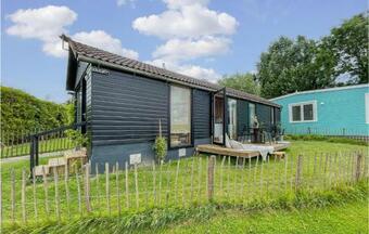 Awesome Caravan In Lauwerzijl With Wifi And 2 Bedrooms