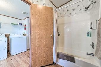 Charming Houghton Lake Cottage Walk To Lake!