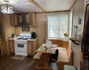 Comfy Ryland Family Cabin *wifi, AC & Arcade Loft!*