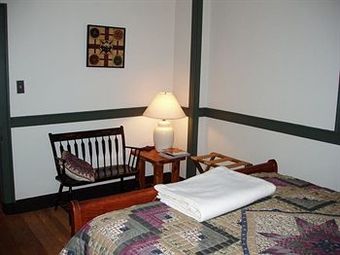 Bed & Breakfast Brownstone Colonial Inn