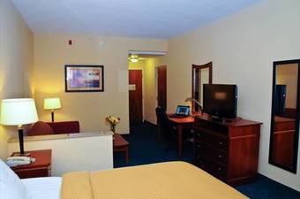 Hotel Comfort Suites Newport News Airport