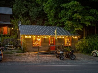 Stickett Inn