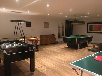 Suffolk Retreats For Up To 24 Guests With Hot Tub