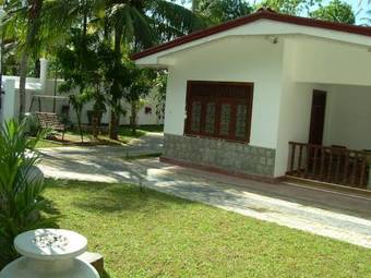 Hostal Bandhusena House & Apartment