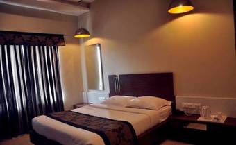 Hotel Sheela Shree Plaza