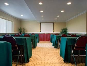 Hotel Howard Johnson Inn And Suites Reseda