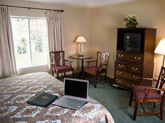 Posada Meadowbrook Inn & Suites