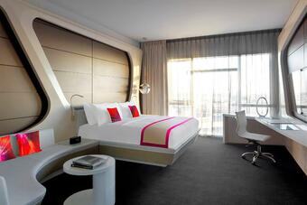 V Hotel Curio Collection By Hilton