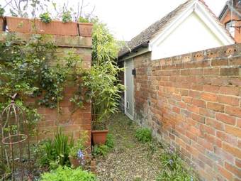 Cosy Cottage In Central Henley
