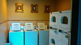 Motel Pinewood Inn & Suites