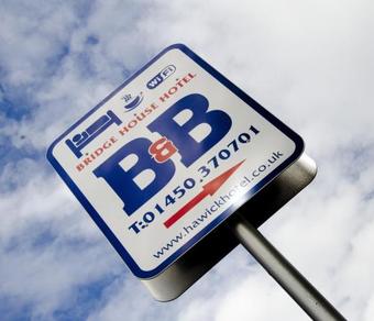 Hostal Bridge House Guest House